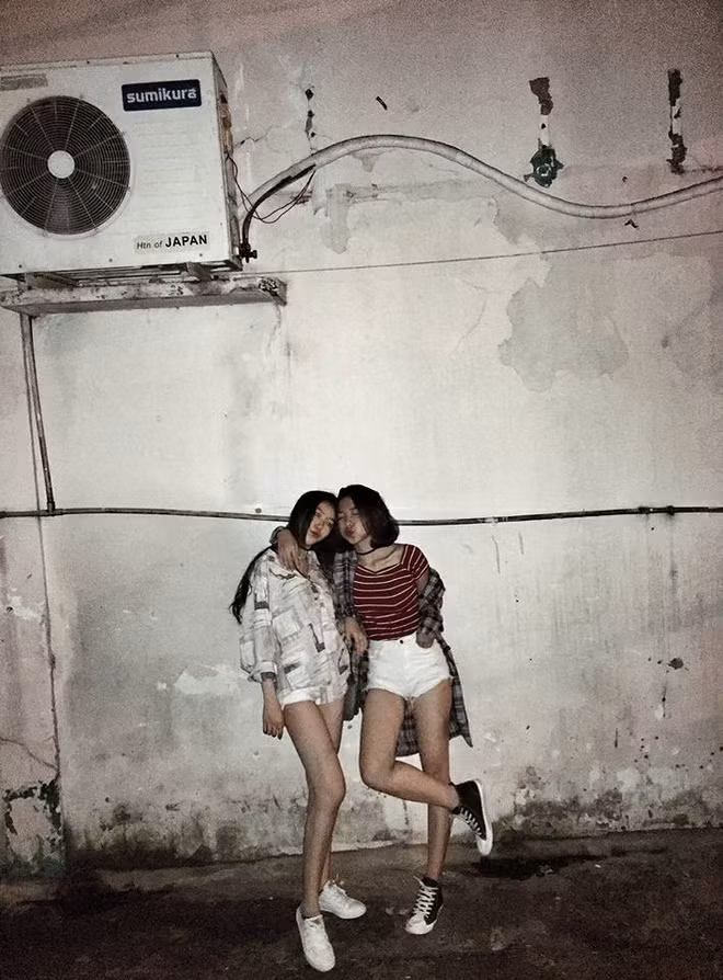 Đoạn clip của Ngọc và Ngân nhận được gần 300 nghìn lượt xem cùng hơn 10 nghìn lượt thích. Nhiều trang mạng, diễn đàn dành cho người "mê" du lịch cũng chia sẻ đoạn clip siêu "chất" của họ.