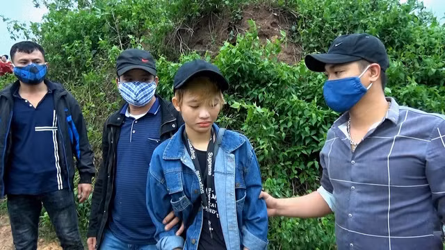 Thảo Ly (thứ ba từ trái) - nghi phạm vừa bị bắt giữ vì vận chuyển hơn 4.000 viên ma túy - Ảnh: M.HÙNG