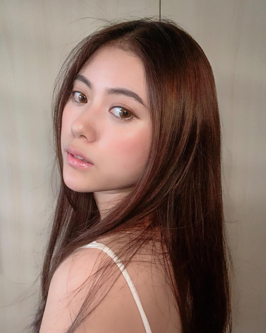 Sau khi học xong cấp 3, Ngọc Nhi không lựa chọn học Đại học mà rẽ hướng theo con đường kinh doanh. Hiện tại, cô bạn đang kinh doanh trong lĩnh vực làm đẹp và có thể kiếm được 100 triệu/tháng.