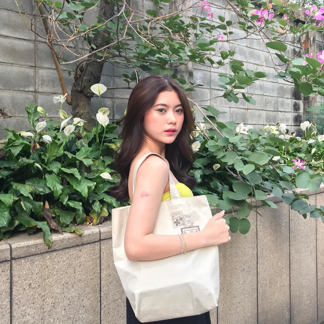 Trên Instagram, Ngọc Nhi thường nhận được những câu hỏi như "bạn sửa mũi ở đâu vậy", "bạn có dao kéo chỗ nào không?". Cô bạn cho biết mình chưa từng đụng chạm dao kéo dù nhìn bạn bè nhiều người đã nâng ngực hay sửa mũi thì rất thích nhưng lại sợ đau.