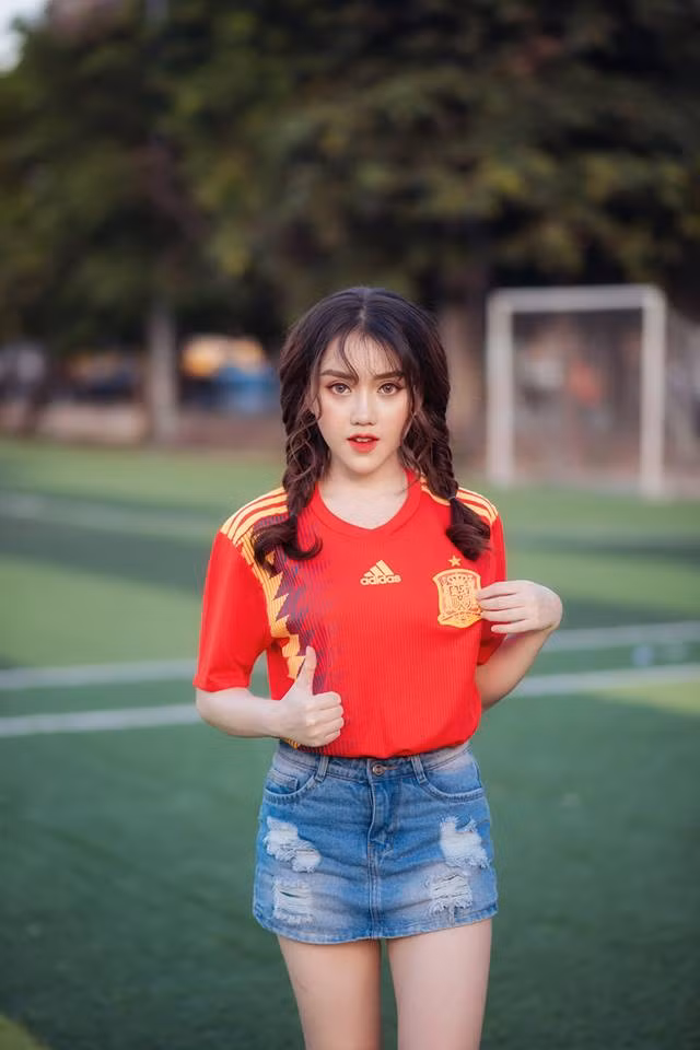 Cũng theo Thùy Dung, trong bóng đá, việc yêu CLB hay đội tuyển nào đó có hai trường hợp chính. Một là yêu vì thích lối đá, phong cách chơi của đội bóng đó, hai là vì idol của mình mà thích luôn đội bóng họ thi đấu.