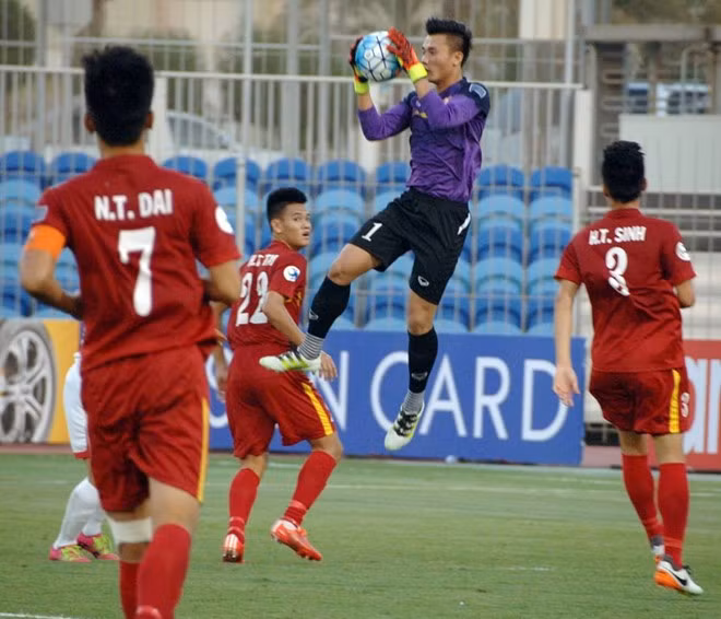U19 Viet Nam cam hoa UAE trong the thieu nguoi-Hinh-5