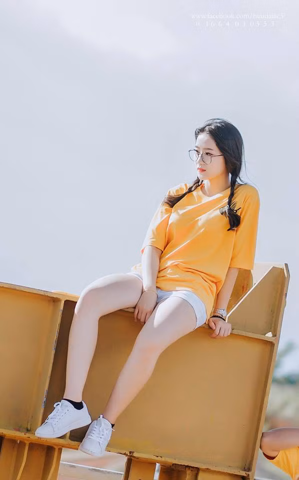 Theo tìm hiểu, Nhật Linh từng giành giải nhì chung cuộc và giải trình diễn áo dài đẹp nhất trong cuộc thi Nữ sinh duyên dáng Đắk Nông tháng 3/2018.