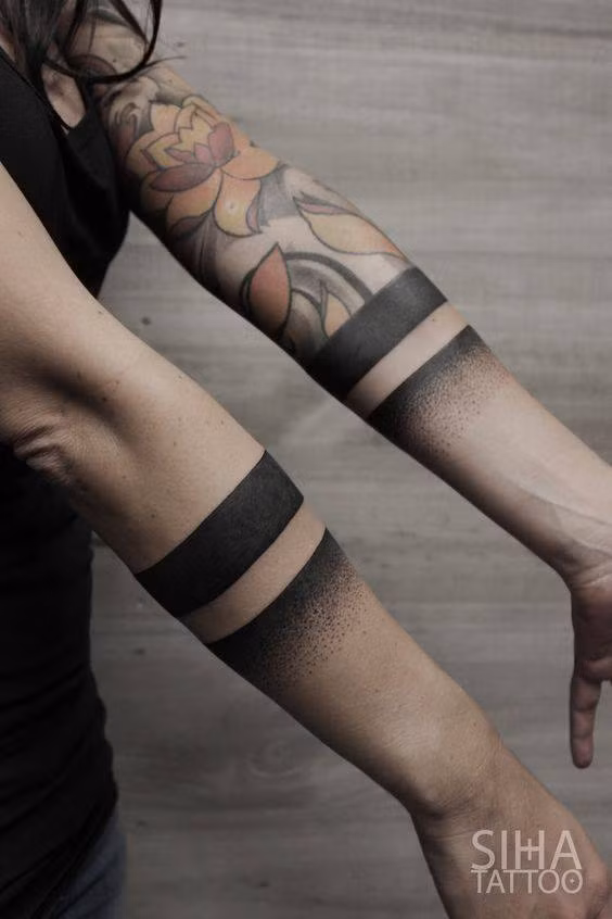 Cách xăm Dotwork hay Geometric cũng được rất nhiều bạn trẻ áp dụng cho những hình xăm quanh vòng tay của mình.