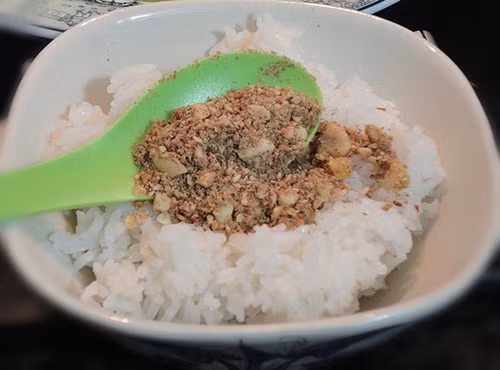 Cơm muối vừng, một món ăn mà bất cứ bạn trẻ thuộc thế hệ 8X, 9X nào cũng từng "kinh qua" và đều cất giấu cho mình một lọ để phòng trừ những ngày hết thức ăn.