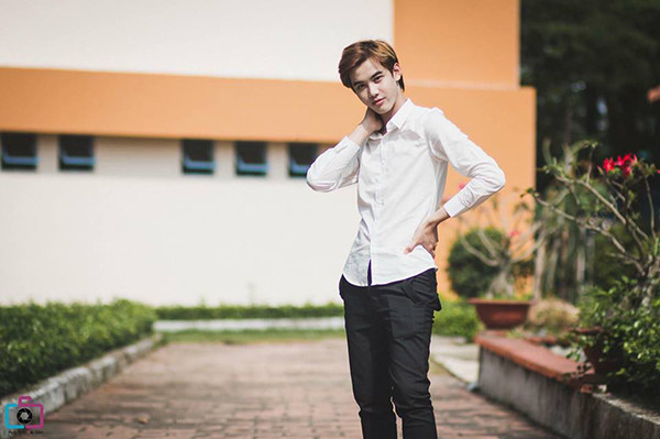 Thái là con trai duy nhất trong nhà. Bố mẹ cậu không sống chung với nhau sau khi cậu học xong cấp 3. 'Bố mình có bệnh về thần kinh, đêm nào cũng nhậu, không quan tâm gì đến vợ con nên mẹ mình đã bỏ đi. Hiện tại, dù sống chung với bố nhưng bố rất ít khi quan tâm đến mình. Bố không đánh đập nhưng thường xuyên nhắc nhở, quát tháo mỗi lần hay tin hay nhìn thấy hình mình giả gái, dù mình đã chặn facebook của người nhà' - Thái chia sẻ.