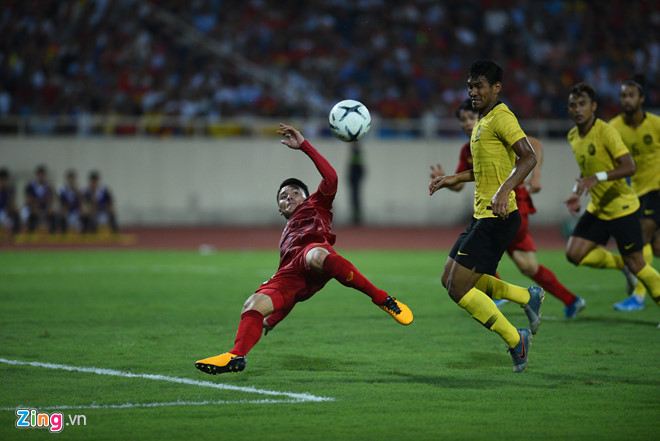 Pha ngả người chuẩn mực của Quang Hải ngay sau khi được chia sẻ trên MXH nhận được vô vàn lời khen từ CĐM. Ảnh: Zing