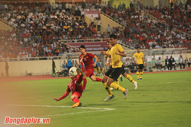 Pha chạm bóng "vừa khít" của Nguyễn Quang Hải không chỉ khiến mảnh lưới của Malaysia rung lên mà còn làm cho SVĐ Mỹ Đình nổ tung trong sự sung sướng. Ảnh: Bongdaplus