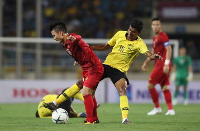 Trước khi có bàn thắng, Quang Hải cũng chính là người khiến mảnh lưới của Malaysia rung lên. Nhưng trọng tài biên đã bắt cầu thủ số 19 của Việt Nam lỗi việt vị. Ảnh: Zing