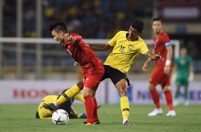 Trước khi có bàn thắng, Quang Hải cũng chính là người khiến mảnh lưới của Malaysia rung lên. Nhưng trọng tài biên đã bắt cầu thủ số 19 của Việt Nam lỗi việt vị. Ảnh: Zing