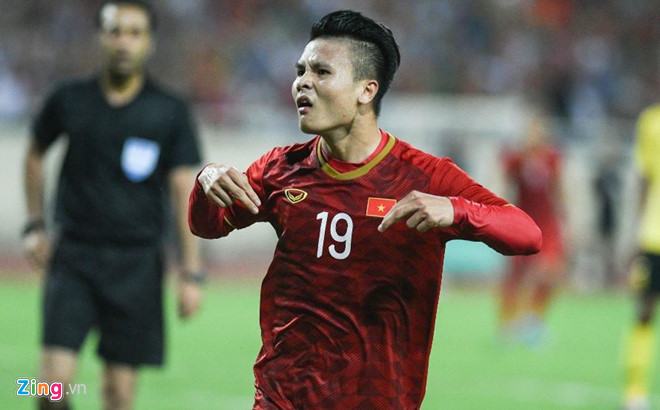 "Siêu phẩm", "Tuyệt phẩm" hay "Đẳng cấp là đây chứ đâu" là những mỹ từ mà NHM bóng đá trong nước dành cho bàn thắng của Quang Hải vào lưới Malaysia. Ảnh: Zing