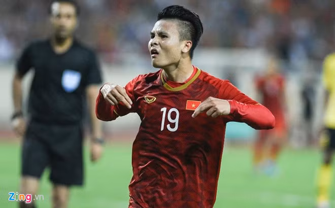 "Siêu phẩm", "Tuyệt phẩm" hay "Đẳng cấp là đây chứ đâu" là những mỹ từ mà NHM bóng đá trong nước dành cho bàn thắng của Quang Hải vào lưới Malaysia. Ảnh: Zing