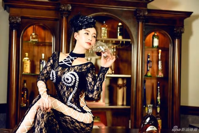 Những động tác khó được Tôn Phi thực hiện khá trơn tru và trông vô cùng nghệ thuật.