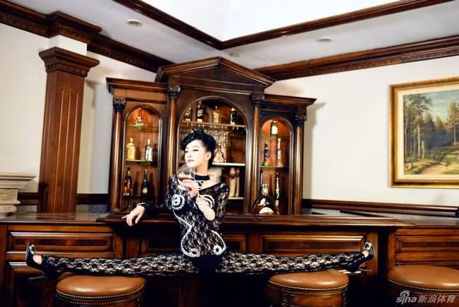 Tôn Phi từng được mời tới biểu diễn giao lưu tại Đức, Pháp, Hàn Quốc, Canada, và hơn 10 quốc gia và vùng lãnh thổ. Năm 2015, Tôn Phi có cơ hội múa chính trong một chương trình truyền hình trên kênh CCTV1. Khán giả khi đó nhận xét Tôn Phi có nhiều nét trên khuôn mặt giống với nữ hoàng màn ảnh Phạm Băng Băng.