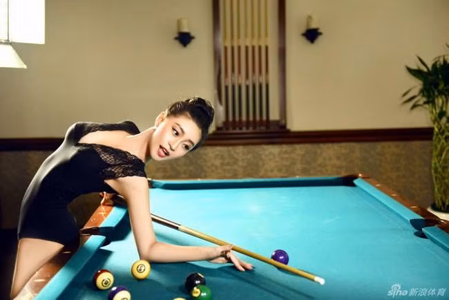 Theo điều tra của cư dân mạng, chủ nhân của bộ ảnh độc đáo trên là nữ thần uốn dẻo có tên Tôn Phi, cô sinh ngày 26 tháng 7 năm 1988 tại thành phố Đại Liên, tỉnh Liêu Ninh, Trung Quốc.