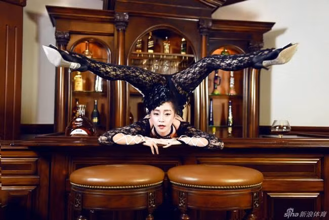 Nhìn những bức ảnh này, nhiều khán giả gọi cô là “Người đẹp không xương”.