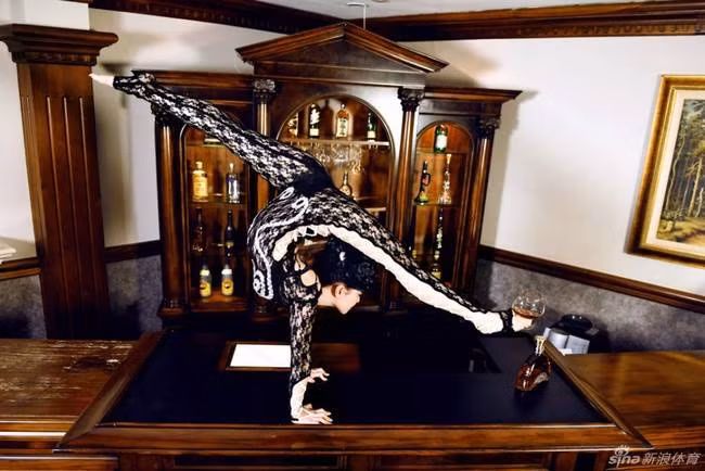 Được biết 6 tuổi Tôn Phi đã theo học khiêu vũ nghiệp dư tại Học viện Đại Liên. Năm lên 10 tuổi cô bắt đầu tập luyện nhào lộn chuyên nghiệp tại trường nghệ thuật Thẩm Dương.