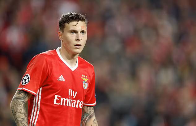 M.U công bố hai "bom tấn"?: Theo thông tin chuyển nhượng bóng đá mới nhất từ báo chí Anh, M.U có thể đón hai bom tấn Morata và Lindelof vào ngày mai. Ảnh: The Sun