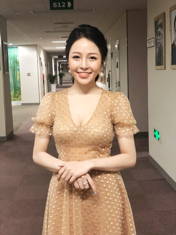 Được biết đây không phải lần đầu tiên mà Trâm Anh bị đặt nghi vấn động chạm dao kéo để sở hữu ngoại hình xinh đẹp. Trước đó, khoảnh khắc "uống bia như nước lọc" cách đây 4 năm bất ngờ bị chia sẻ lại, hot girl 9X lộ làn da đen cùng gương mặt không được thon gọn.