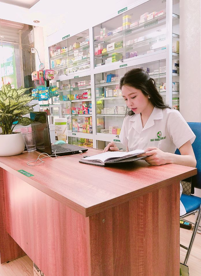 Chưa hết, chính Trâm Anh từng khẳng định rằng cô nàng này không hề giấu giếm chuyện thẩm mỹ nhưng không hiểu sao lại bị mọi người liên tục chê bai rồi ném đá. Cũng theo cô hot girl 9X Thanh Hóa này thì con gái xấu chỗ nào thì phải sửa chỗ đó và phụ nữ cần biết chăm sóc bản thân.