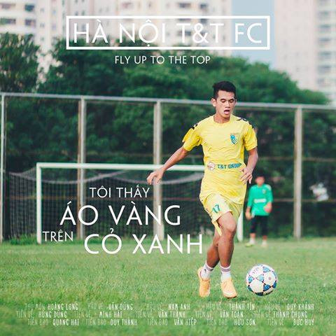 Fan hâm mộ đá bóng cũng thấy chiếc áo vàng trên cỏ xanh.