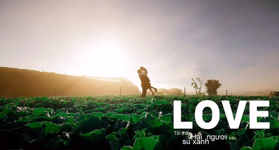 Những đôi đang yêu nhau cũng không đứng ngoài cuộc trong cuộc đua chế ảnh "Tôi thấy..." này.