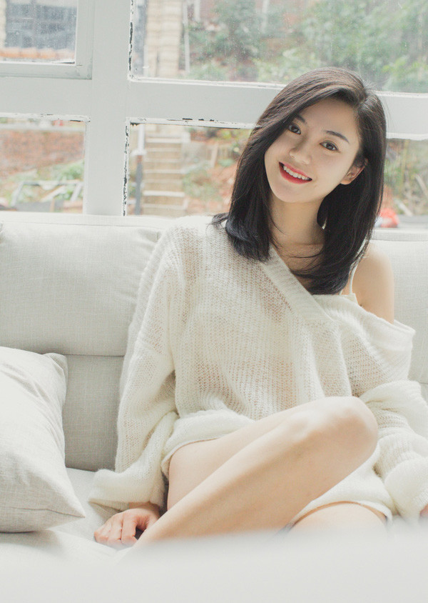 Đằng sau những bức ảnh của các hot girl xinh đẹp là công sức không nhỏ của các nhiếp ảnh gia. Tuy nhiên, ít ai biết được rằng người chụp là ai, mặt mũi trông như thế nào. Nhưng trường hợp nữ nhiếp ảnh gia có nickname Quân Quân hoàn toàn khác bởi cô nàng này có nhan sắc xinh đẹp còn vượt trội hơn cả các khách hàng của mình.