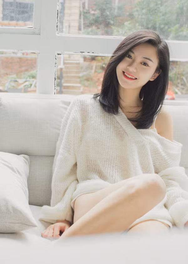 Đằng sau những bức ảnh của các hot girl xinh đẹp là công sức không nhỏ của các nhiếp ảnh gia. Tuy nhiên, ít ai biết được rằng người chụp là ai, mặt mũi trông như thế nào. Nhưng trường hợp nữ nhiếp ảnh gia có nickname Quân Quân hoàn toàn khác bởi cô nàng này có nhan sắc xinh đẹp còn vượt trội hơn cả các khách hàng của mình.