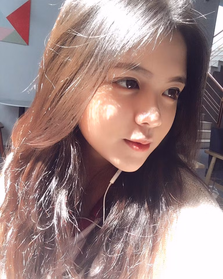 Sở hữu chiều cao 1m59, nặng 49kg cùng khuôn mặt khá ăn hình, không ít lần Hoàng Anh nhận được lời mời làm mẫu ảnh cho các shop thời trang.