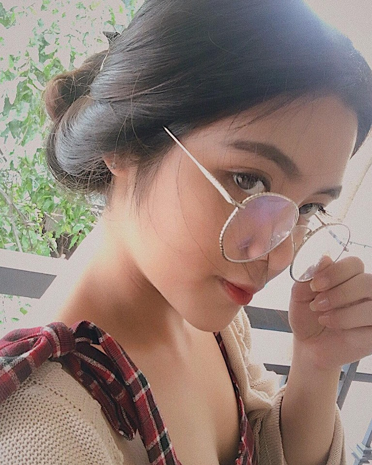 Chia sẻ về hoàn cảnh ra đời bức ảnh này, Hoàng Anh kể: "Hôm ấy mình đến lớp trễ, thế là bị phạt đứng ngoài hành lang. Cùng lúc đó có một bạn trong lớp cũng đi học muộn nên bị phạt chung. Thế là hai đứa nói chuyện vu vơ rồi bạn ấy vô tình chụp lại bức ảnh đó".