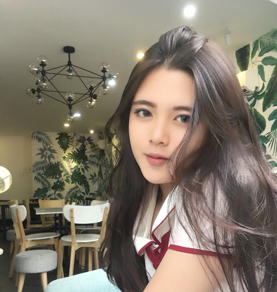 Bức ảnh chụp một nữ sinh 10X trong bộ đồng phục cùng góc mặt nghiêng xinh xắn đã nhanh chóng thu hút được sự chú ý của dân mạng.