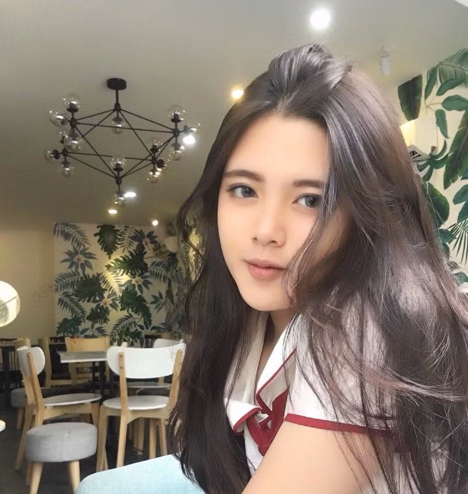 Bức ảnh chụp một nữ sinh 10X trong bộ đồng phục cùng góc mặt nghiêng xinh xắn đã nhanh chóng thu hút được sự chú ý của dân mạng.