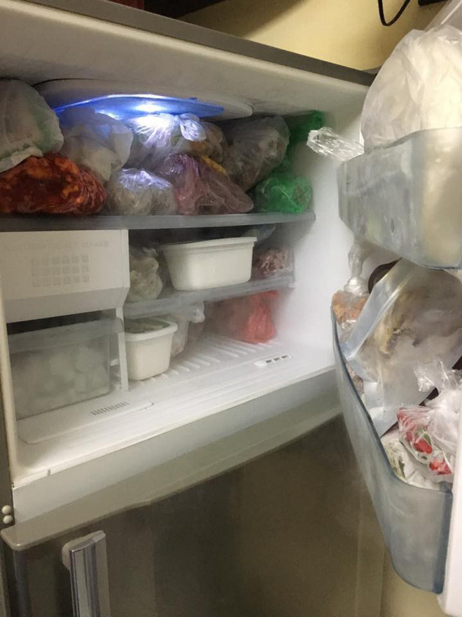 Mới đây một bạn trẻ cho đăng tải hình ảnh ngăn đá tủ lạnh đầy chật ních đồ ăn chuẩn bị từ Tết mặc dù bây giờ đã qua rằm tháng Giêng.