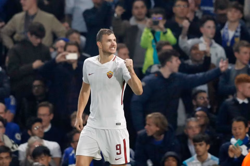 Chelsea đã đồng ý trả khoán phí "cứng" 28 triệu bảng cho Roma để có sự phục vụ của Edin Dzeko. Ảnh: Goal