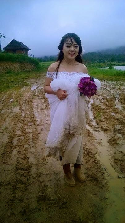 Cô dâu tươi như hoa với thử thách đầu tiên khi về nhà chồng.