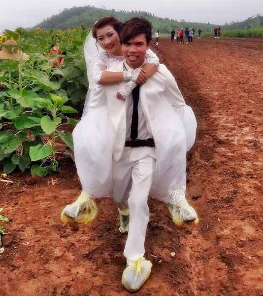Cách đây chưa lâu cũng tại cánh đồng hoa hướng dương tại Nghệ An một cặp đôi cô dâu chú rể đã phải vượt khó để có những bộ ảnh để đời. Chú rể phải công cô dâu trên lưng để di chuyển qua con đường bùn trơn trượt. Nhiều cư dân mạng ý kiến rằng thiếu gì chỗ chụp đẹp mà cứ phải hành hạ nhau như này.