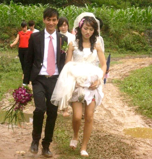 Nhiều cư dân mạng đã nói những câu khá hài hước khi chứng kiến cảnh những cặp đôi vượt con đường bùn đất trong ngày cưới rằng: "Bùn thì bùn nhưng cũng cố để lấy cho xong chồng".