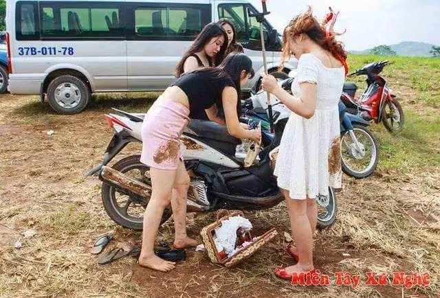 Không chỉ có cô dâu dính bùn trong ngày trọng đại của cuộc đời mình mà bạn bè hộ tống những cặp đôi đi chụp ảnh cưới vào thời điểm trên cũng dính vạ theo. Không ít các cô gái đã bị ngã vì cố gắng di chuyển trên con đường bùn trơn lầy lội.