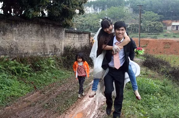 Chú rể khá ga lăng khi đã công vợ mình trên con đường toàn bùn đất trong ngày trọng đại nhất của cuộc đời.