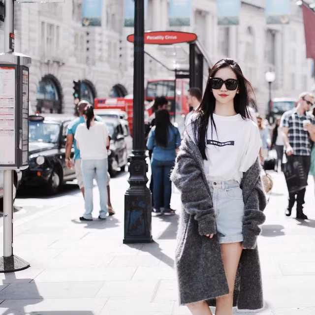 Qshere là nữ sinh Trung Quốc sinh năm 1996 nổi tiếngvới combo Nữ thần như Mặt xinh, dáng đẹp, con nhà giàu. Dù chỉ mới xuất hiện nhưng cô nàng này đã khiến trong cộng đồng mạng sử dụng mạng xã hội Weibo phải "bấn loạn" vì mình.