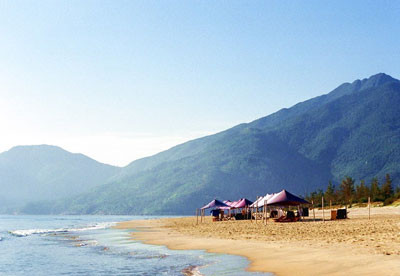 Bãi giữa là bãi chính của làng Vân, bãi này chính là nơi người dân khi xưa sinh sống. Nếu muốn tìm hiểu về văn hóa nơi đây, bạn có thể nán lại để nói chuyện với một số dân chài.