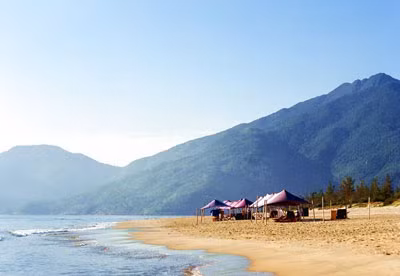 Bãi giữa là bãi chính của làng Vân, bãi này chính là nơi người dân khi xưa sinh sống. Nếu muốn tìm hiểu về văn hóa nơi đây, bạn có thể nán lại để nói chuyện với một số dân chài.