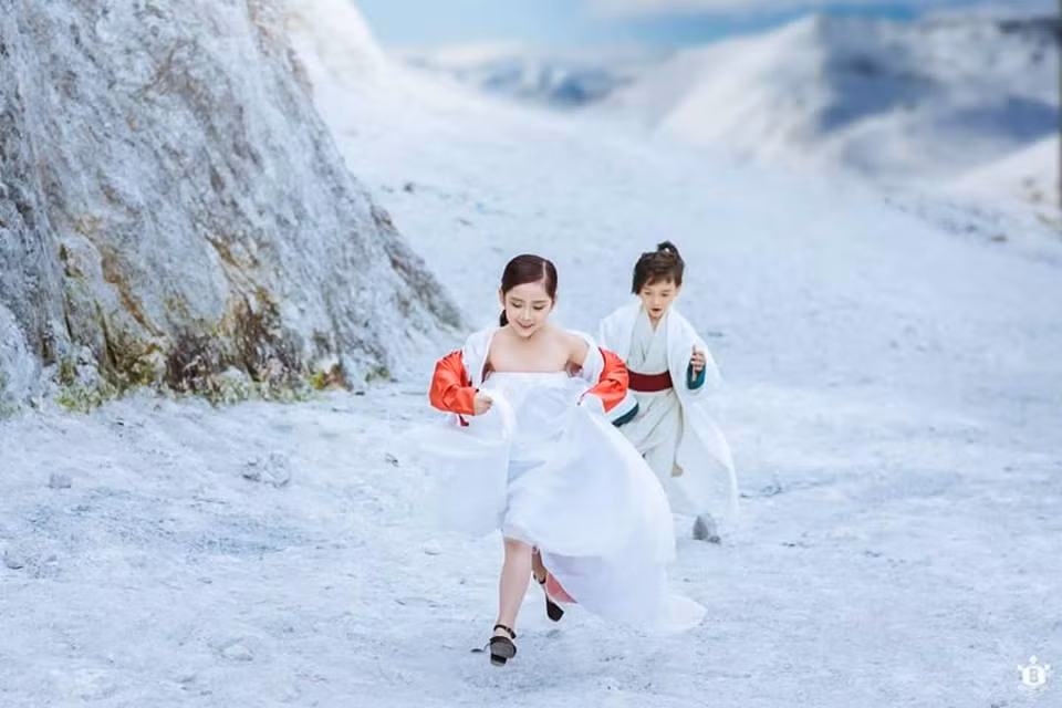 Nhắc đến nữ nhân vật chính tên Khánh Linh, người xem bộ ảnh "Sống xa anh chẳng dễ dàng" đều có nhận xét chung rằng, chính cô bé này đã làm sáng bừng bộ ảnh bằng nhan sắc dễ thương và đặc biệt là "góc mặt nghiêng thần thánh".