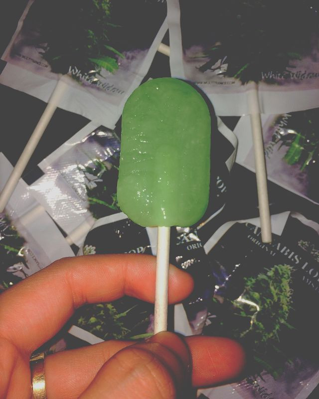 Cùng với những lời quảng cáo "có cánh", chiếc kẹo mút chứa chất kích thích này hiện nay đang được bán công khai trên nhiều trang mạng theo hình thức mua bán thực phẩm.