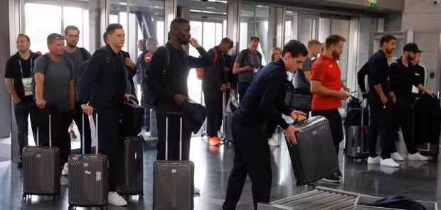 Theo ghi nhận của phóng viên tờ Focus, các thành viên còn lại của đội tuyển Đức nhanh chóng biến mất trong chiếc Limousine màu đen. Hành động này khiến số ít cổ động viên ra sân bay đón chào các ngôi sao Die Mannschaft cảm thấy thất vọng, nhất là các em nhỏ.