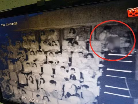 Hình ảnh thân mật của đôi nam nữ được đăng tải trên một diễn đàn khá lớn, thu hút gần 3.000 biểu tượng cảm xúc cùng hàng trăm bình luận sau gần một ngày xuất hiện.