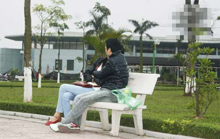 Trước đó, không ít những hình ảnh các cặp đôi hôn nhau giữa thanh thiên bạch nhật khiến CĐM phải lên tiếng chỉ trích.