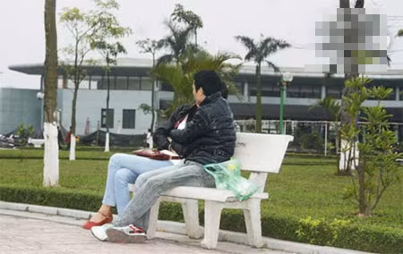 Trước đó, không ít những hình ảnh các cặp đôi hôn nhau giữa thanh thiên bạch nhật khiến CĐM phải lên tiếng chỉ trích.