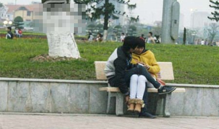 Chưa có cơ sở khẳng định cảnh tượng trên diễn ra ở khu di tích nổi tiếng như người đăng cung cấp, song hành động thân mật giữa ban ngày, trước sự chứng kiến của nhiều người vẫn được đánh giá là khó chấp nhận.