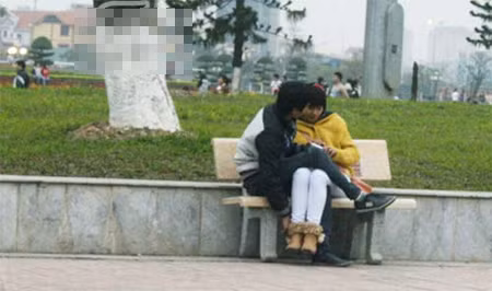 Chưa có cơ sở khẳng định cảnh tượng trên diễn ra ở khu di tích nổi tiếng như người đăng cung cấp, song hành động thân mật giữa ban ngày, trước sự chứng kiến của nhiều người vẫn được đánh giá là khó chấp nhận.